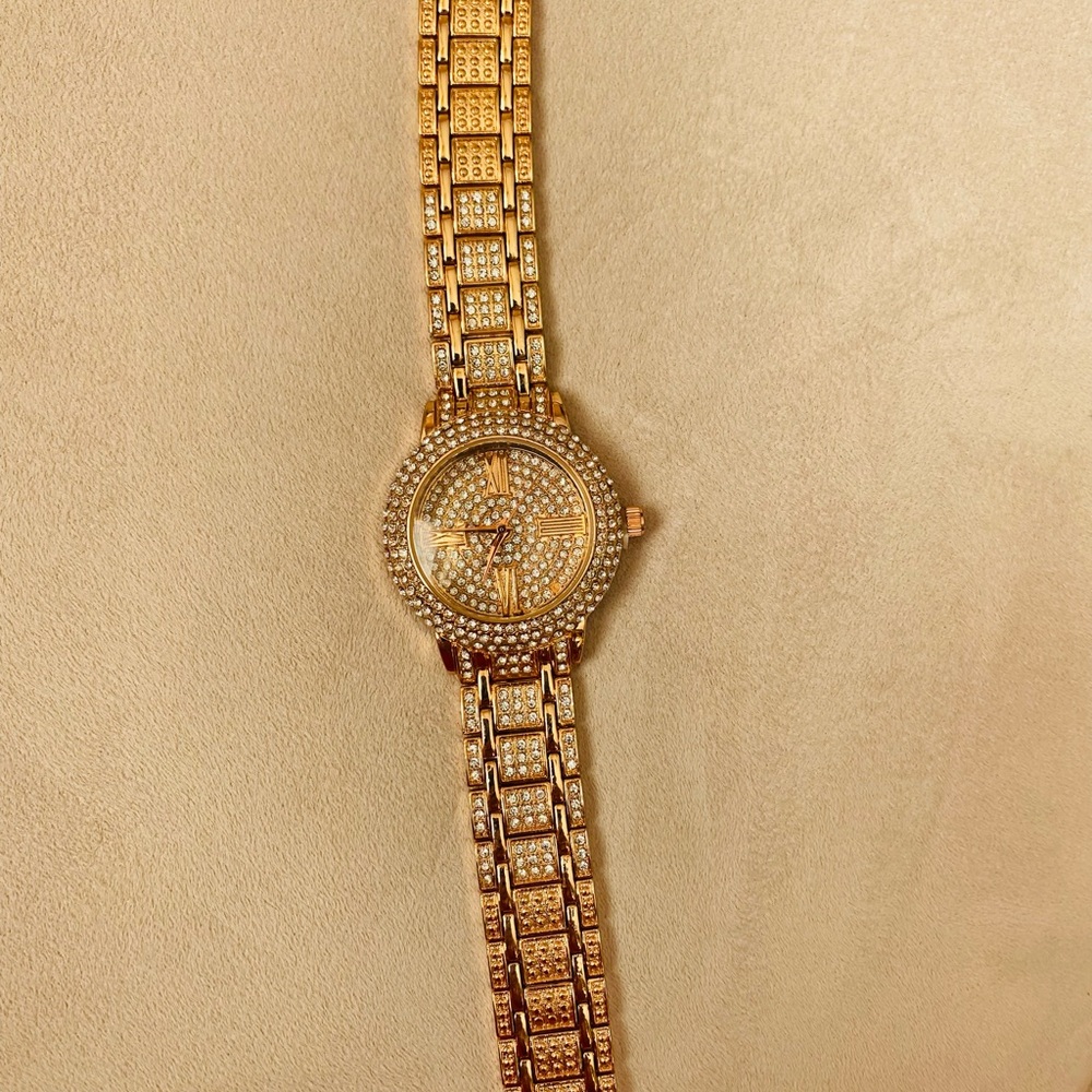 Very Shiny Crystal Wristwatch - Picture 11 of 13